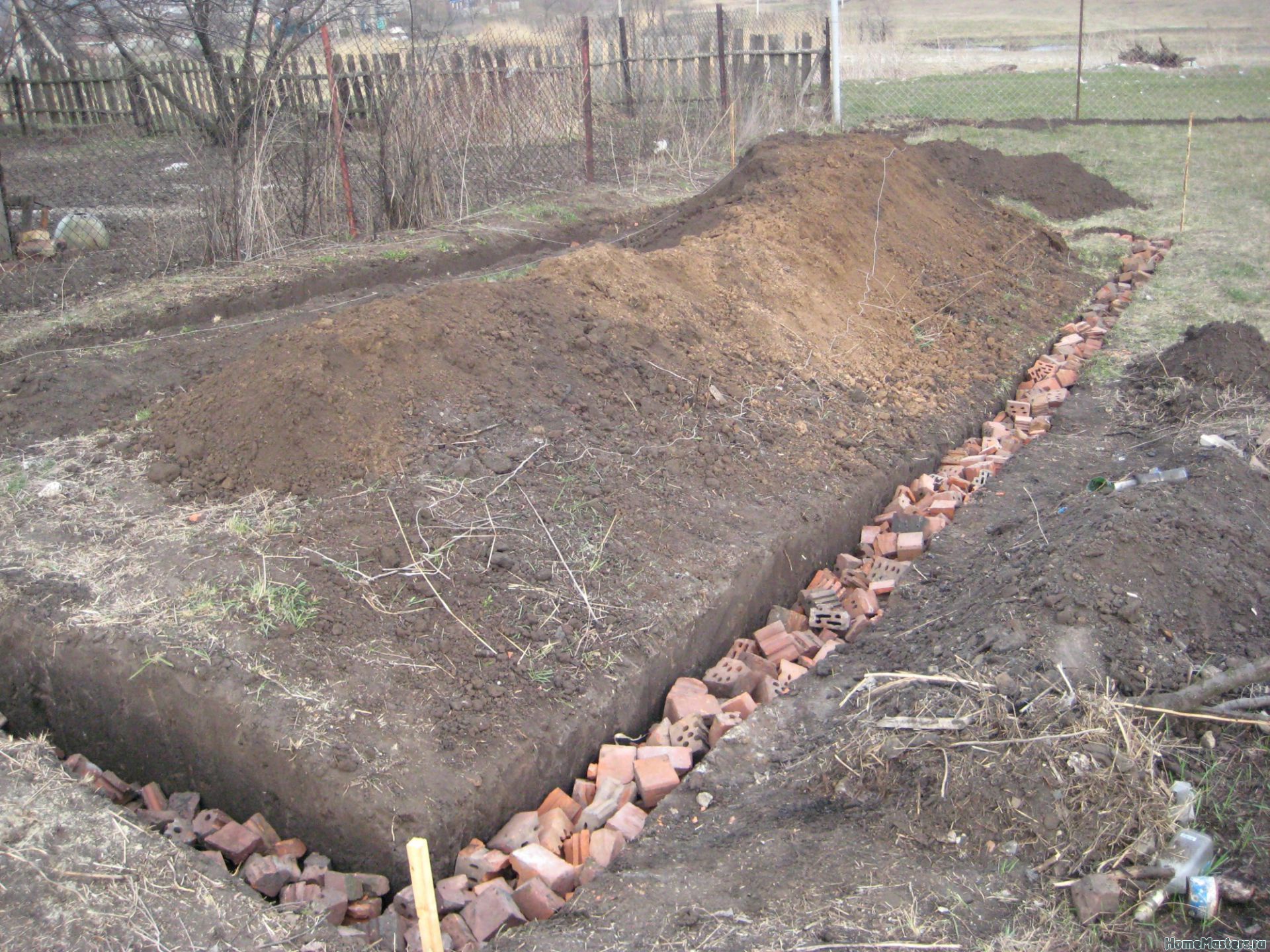 Melkozaglublennyj-fundament-iz-bitogo-kirpicha-dlya-saraya-na-dachnom-uchastke.jpg