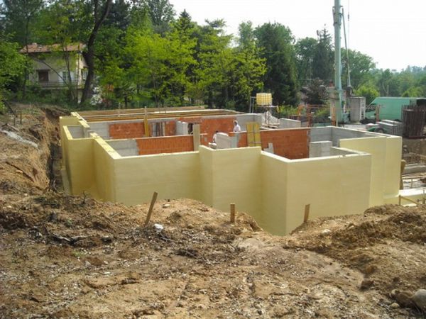 Na-foto-uteplennyy-fundament.jpg