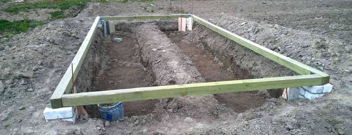 Obustrojstvo-betonnogo-fundamenta-dlya-teplicy.jpg