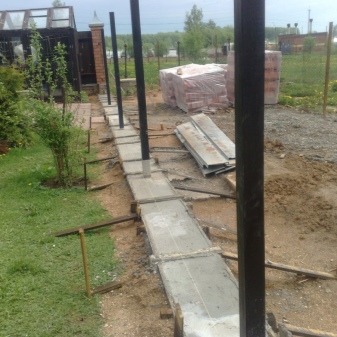 fundament-pod-zabor-raznovidnosti-i-osobennosti-41.jpg