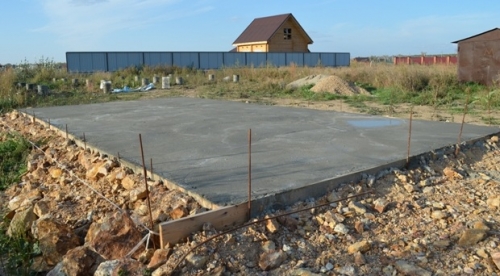 fundament-styazhka-dlya-navesa-iz-plikarbonata-500x276.jpg