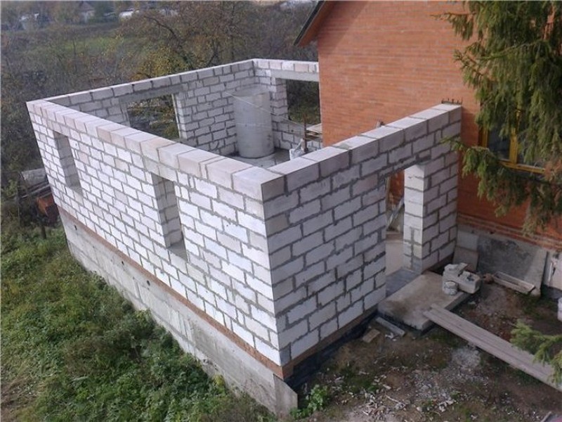 kak-sdelat-pristrojku-k-kirpichnomu-domu.jpg