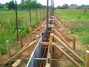 lentochniy-fundament-pod-zabor-300x225.jpg