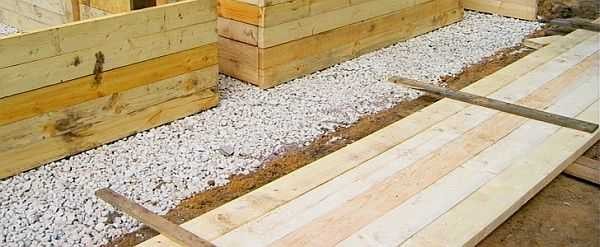 opalubka-dlya-lentochnogo-fundamenta-iz-obreznoy-doski-7-600x247.jpg