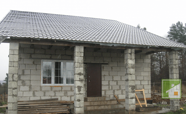 proekty-odnoetazhnykh-domov-iz-penoblokov-osobennosti-i-foto-primery-55439.png