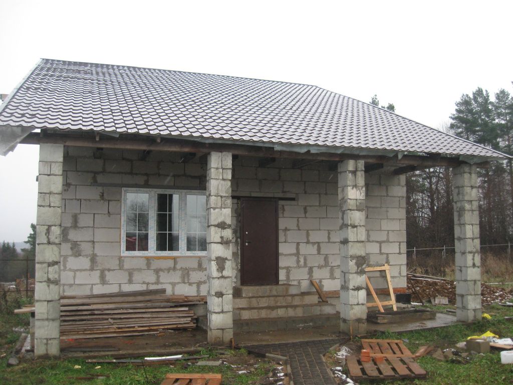 proekty-odnoetazhnykh-domov-iz-penoblokov-osobennosti-i-foto-primery-8.jpg