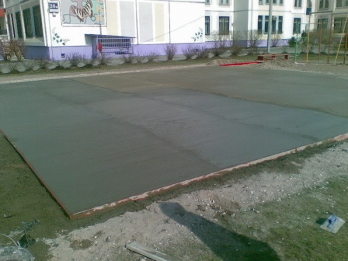 zalivka-betonnoj-ploshhadki-500x375.jpg